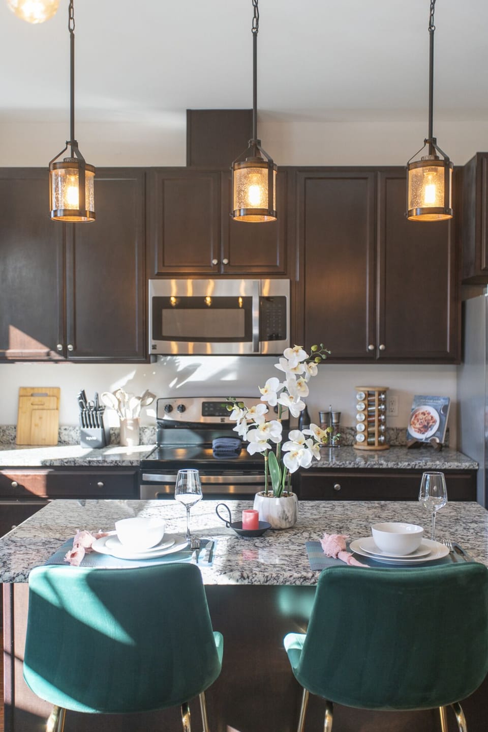 Kitchen island with bar seating for 2 in the kitchen