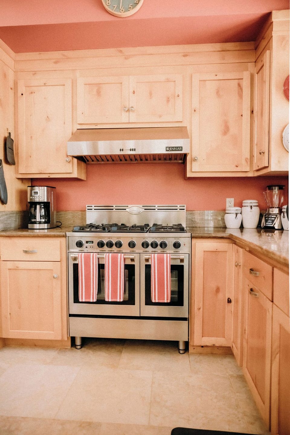 A double oven and five burners.