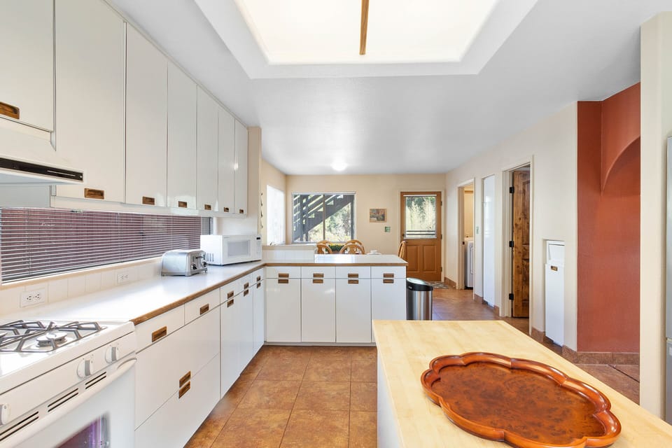 Spacious kitchen with all appliances