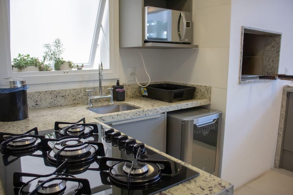 Private kitchen | Oven, cookware/dishes/utensils
