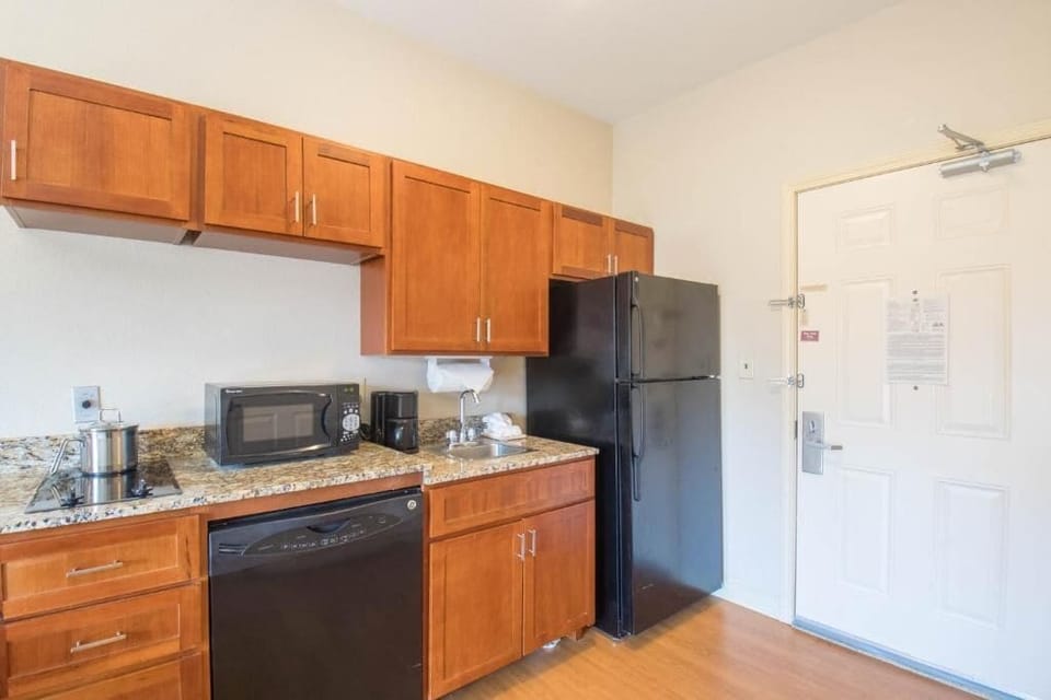 Full-size fridge, microwave, stovetop, dishwasher