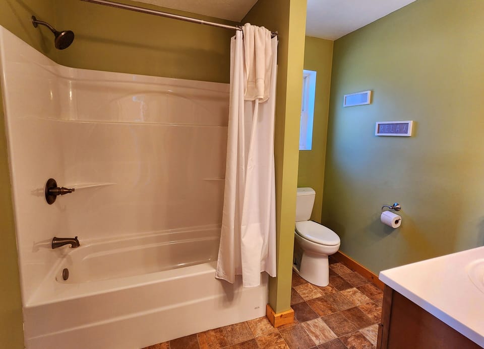 Full Bath w/tub/shower on 1st floor