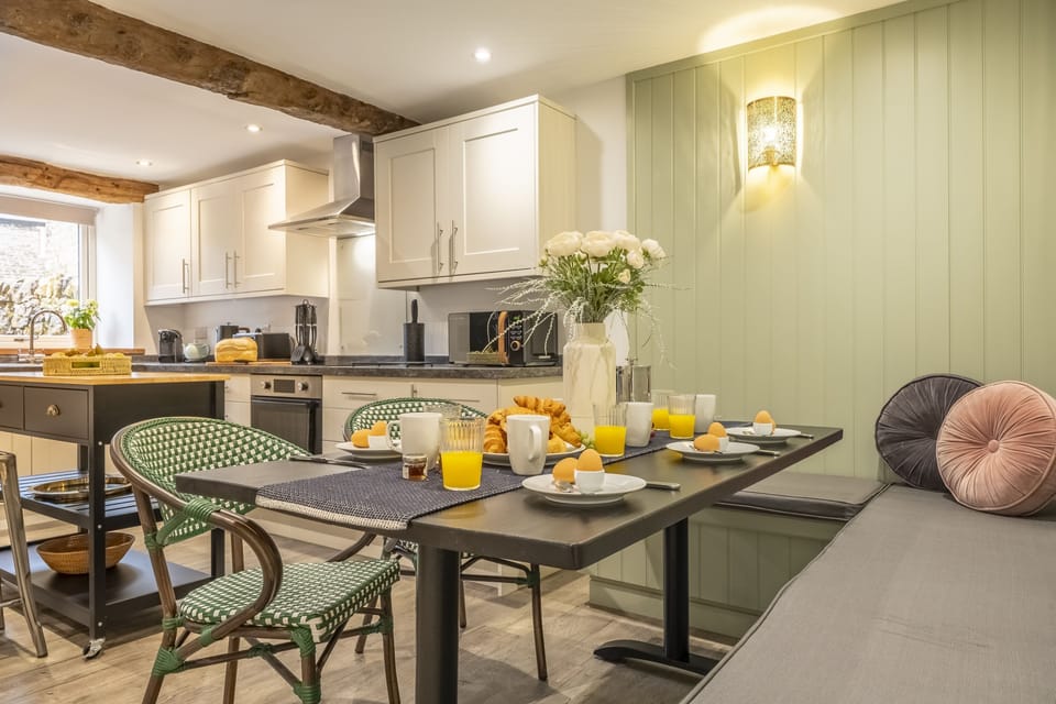 Swallows Nest: The breakfast area, with ample seating for all