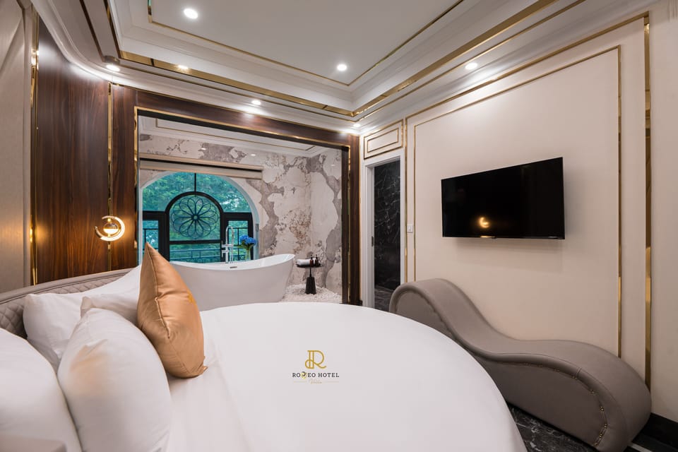 Luxury Room | Iron/ironing board, free WiFi