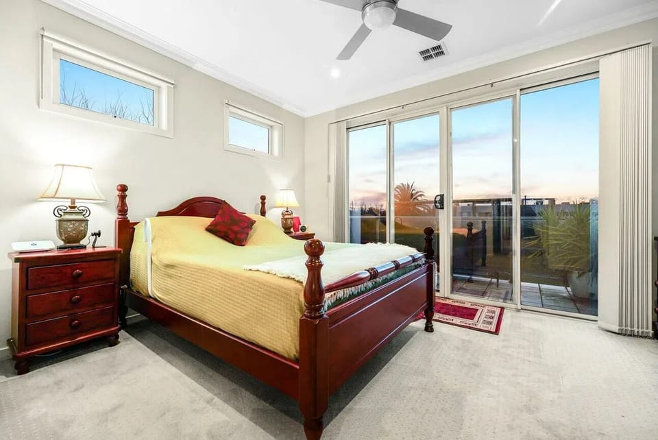 Family Townhome, Lake View | 3 bedrooms, blackout drapes, iron/ironing board, free WiFi