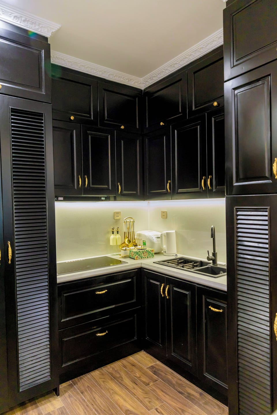 Microwave, stovetop, cookware/dishes/utensils