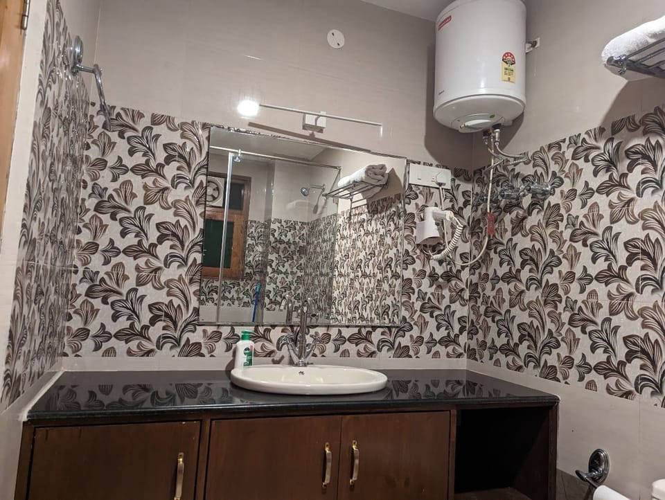 Superior Suite, Mountain View | Bathroom | Shower, free toiletries, hair dryer, towels