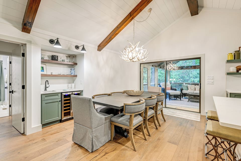 Dining Area | Dishware & Flatware Provided