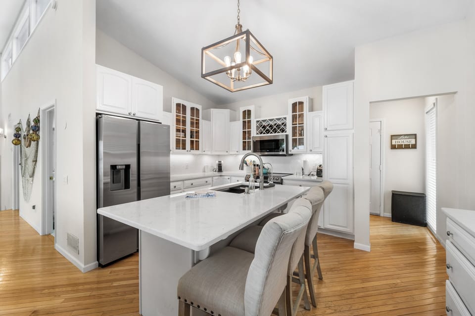Kitchen with breakfast bar