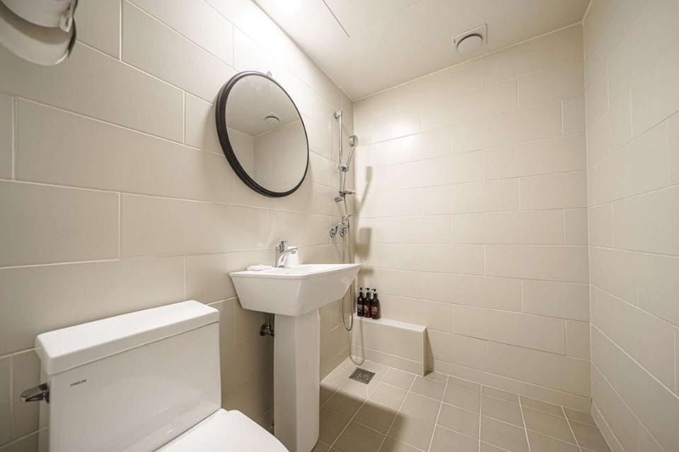 2PC room | Premium bedding, desk, free WiFi, bed sheets
