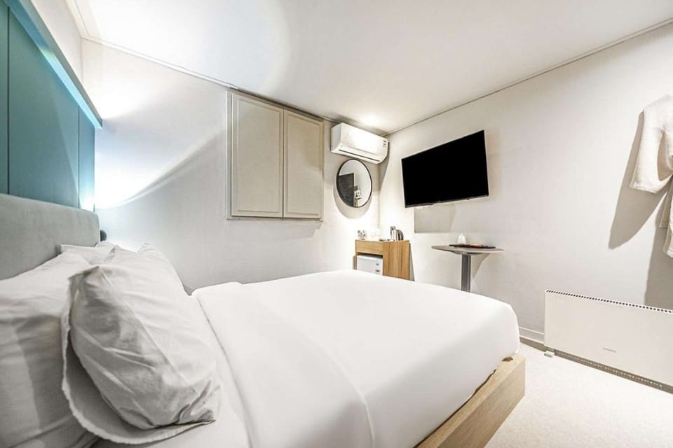 2PC room | Premium bedding, desk, free WiFi, bed sheets