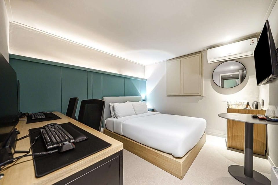 2PC room | Premium bedding, desk, free WiFi, bed sheets