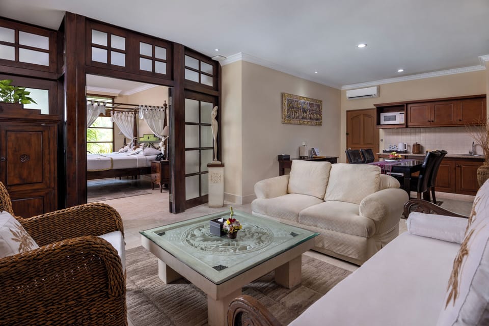 Executive Suite | Living area | 21-inch flat-screen TV with satellite channels, TV