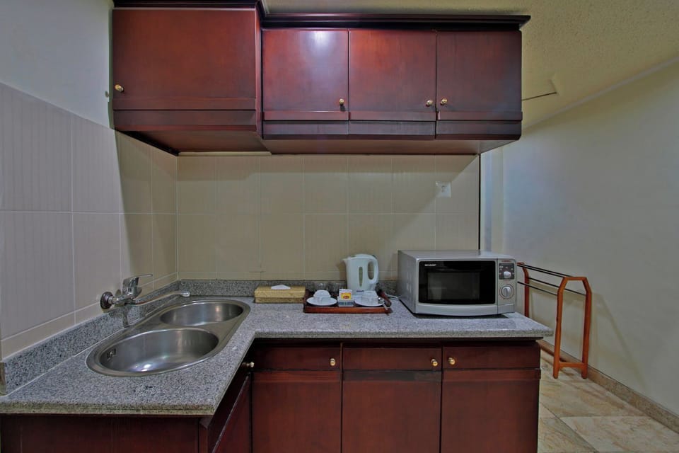 Fridge, coffee/tea maker, electric kettle