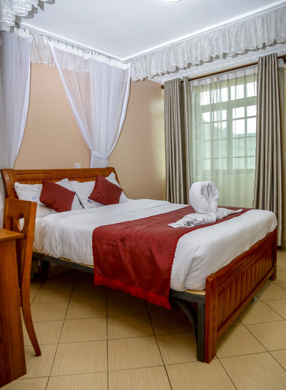 Premium bedding, desk, soundproofing, free WiFi