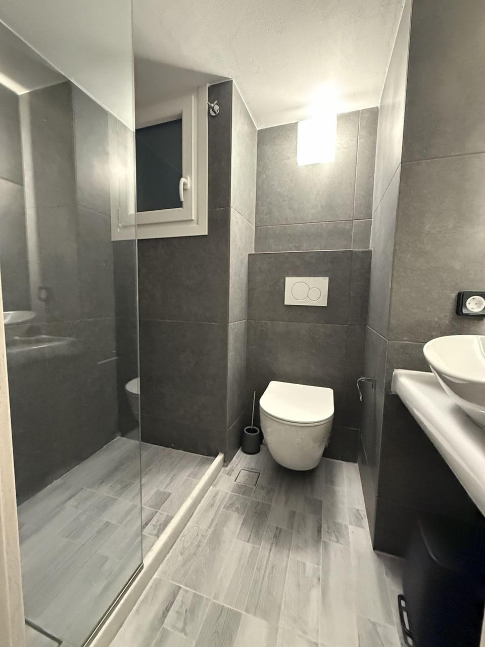 Superior Room | Bathroom | Shower, free toiletries, hair dryer, towels