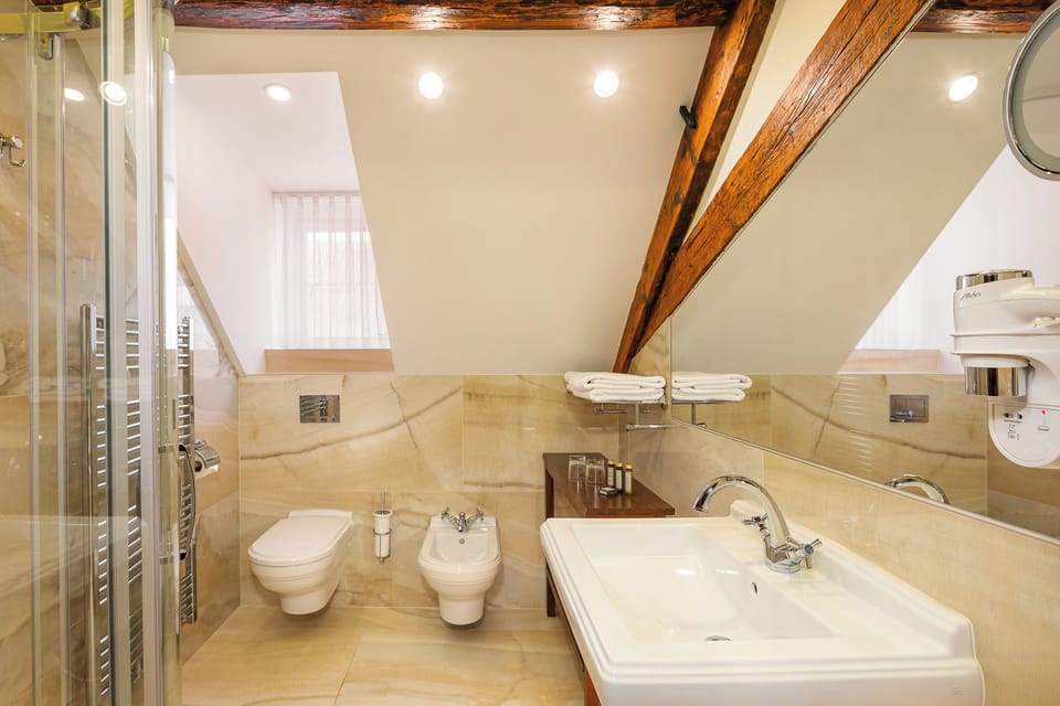 Superior Double Room | Bathroom | Free toiletries, hair dryer, slippers, towels