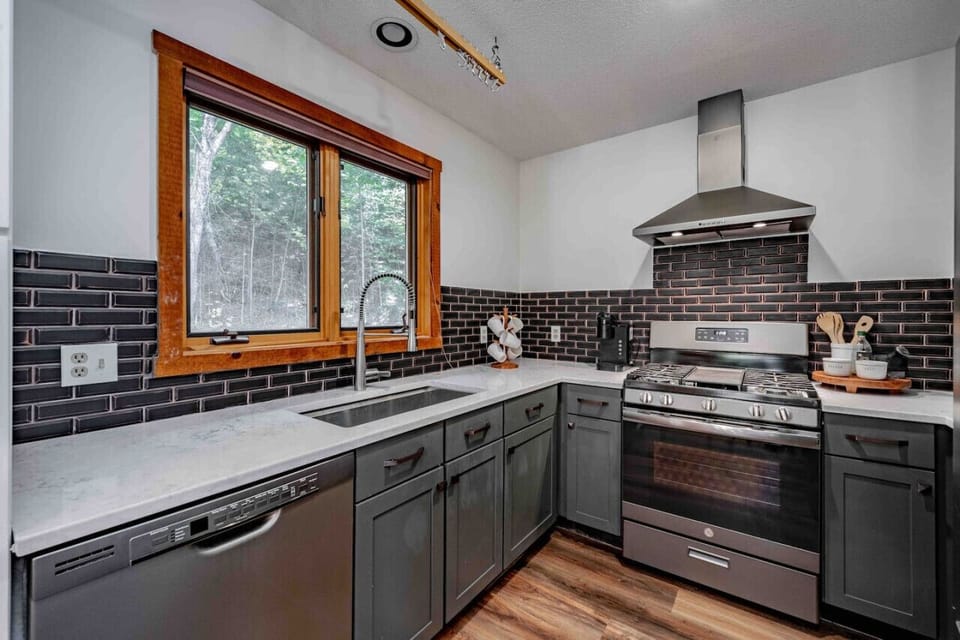 Stylish kitchen - perfect for a family meal.