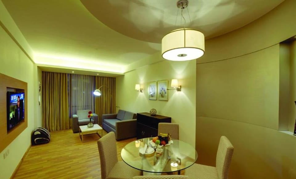 Suite | Living area | 32-inch flat-screen TV with digital channels, TV