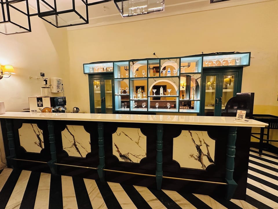 2 bars/lounges
