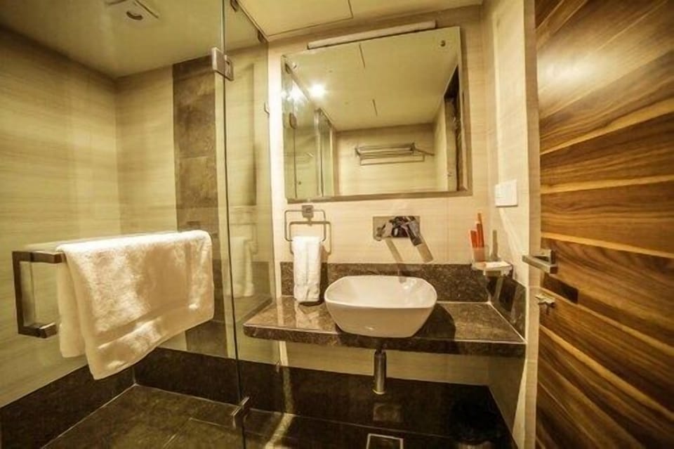 Shower, free toiletries, hair dryer