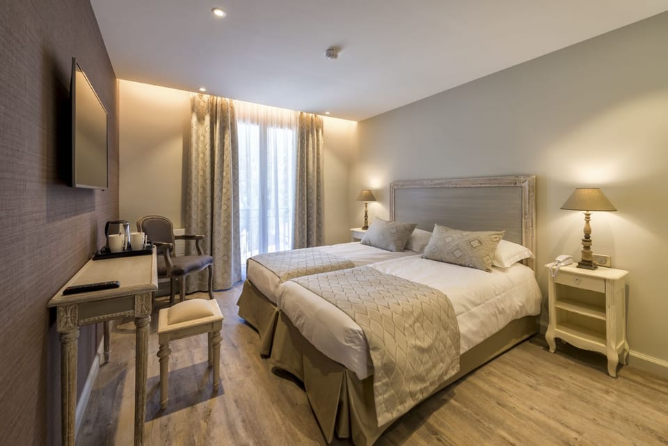 Superior room Double/Twin | In-room safe, desk, soundproofing, iron/ironing board