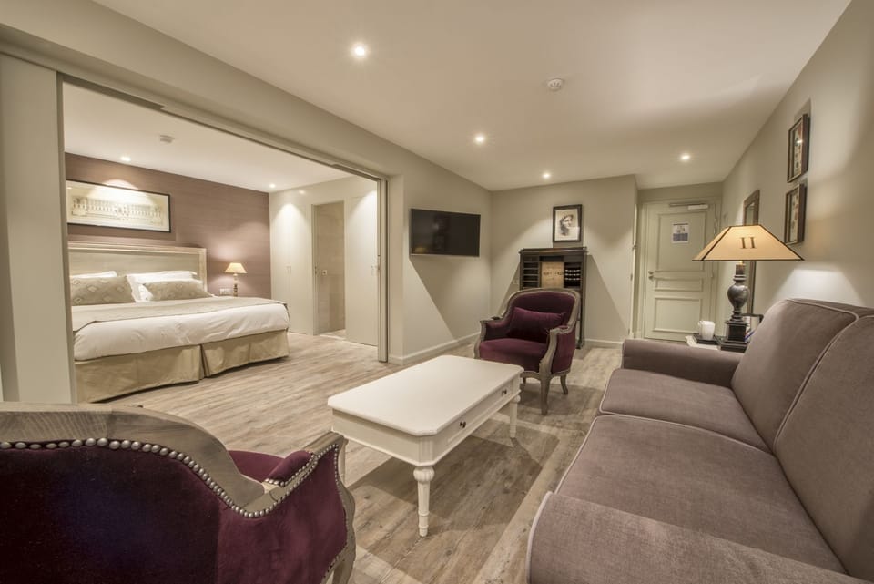 Suite | Living area | Flat-screen TV