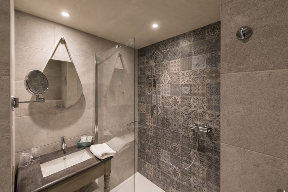 Superior room Queen bed / 1 pers | Bathroom | Shower, free toiletries, hair dryer, towels