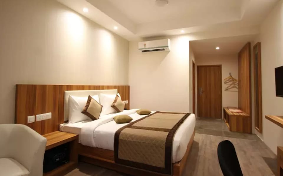 Premium bedding, in-room safe, desk, iron/ironing board (on request)