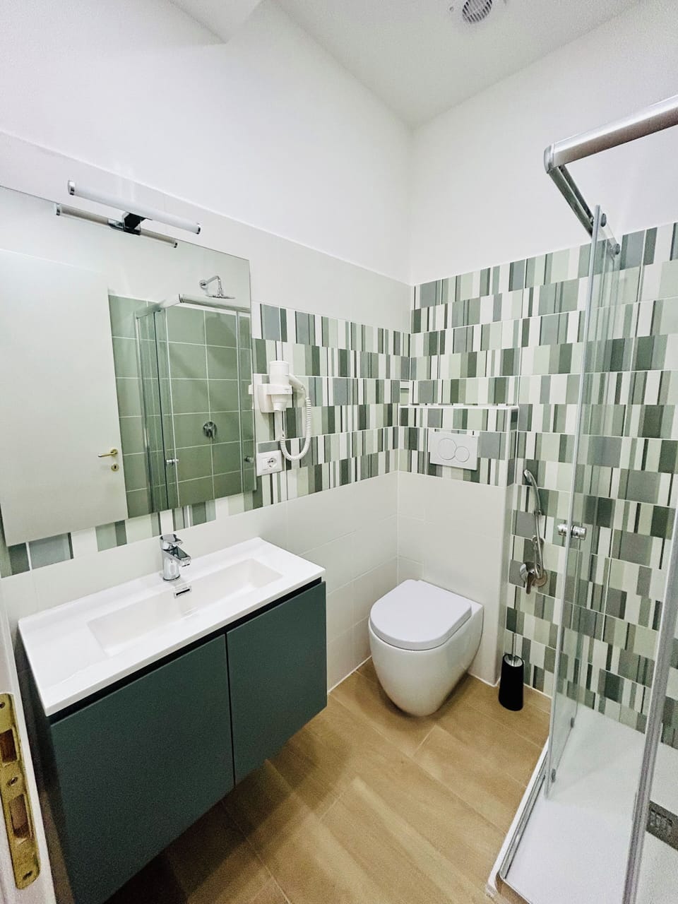 Deluxe Twin Room | Bathroom | Shower, hair dryer, towels, soap