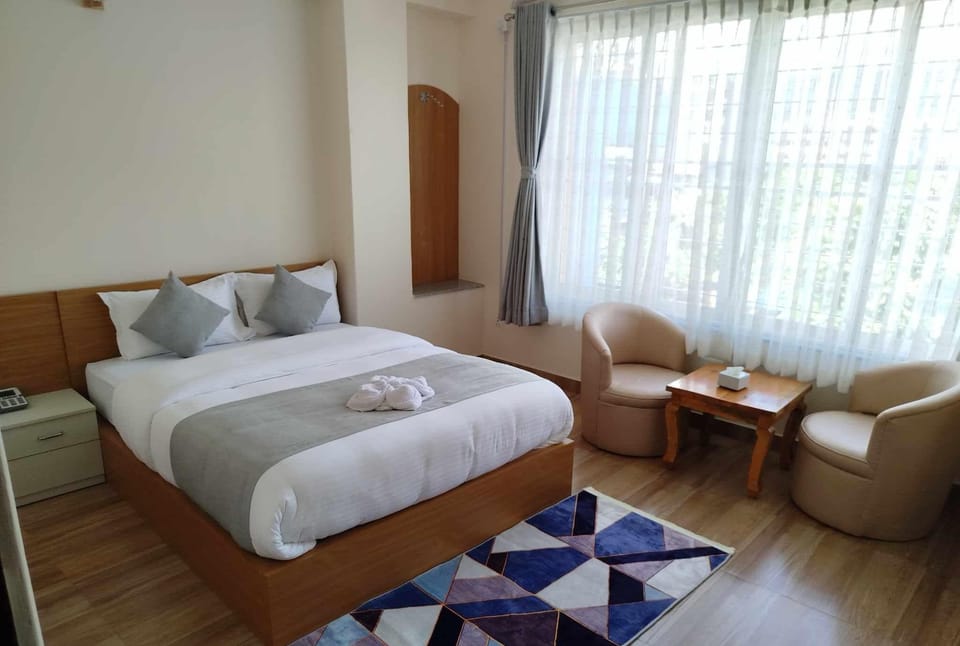 Deluxe Room | Desk, soundproofing, iron/ironing board, free WiFi