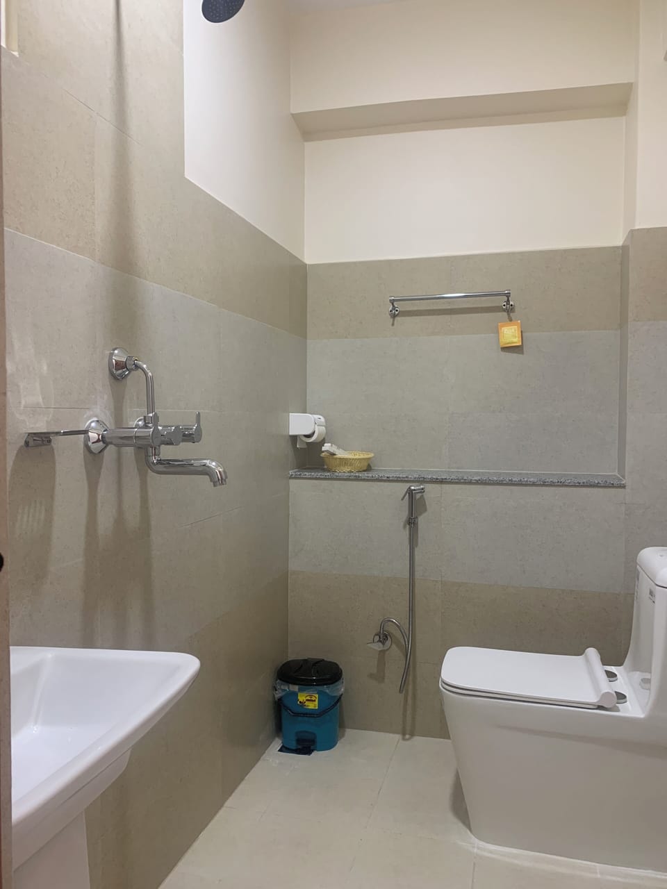 Family Room | Bathroom | Shower, slippers, bidet, towels