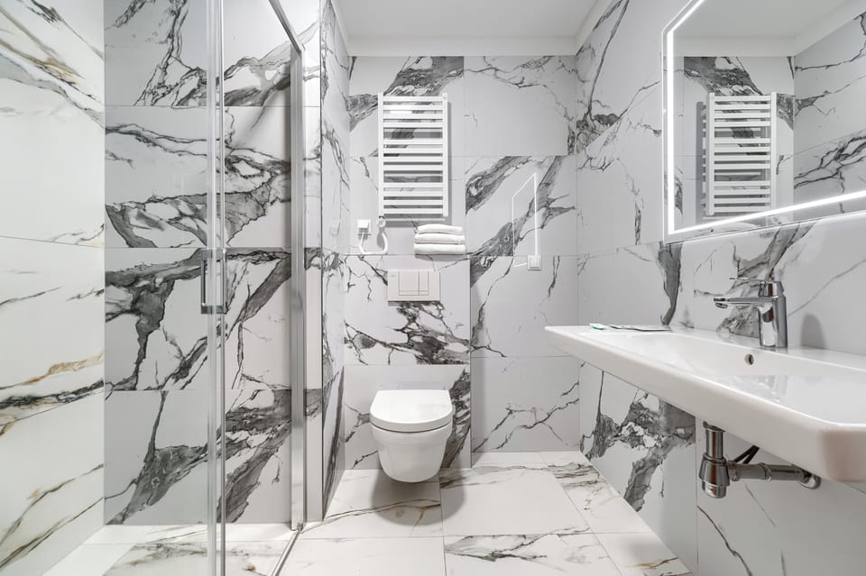 Deluxe Single Room, Balcony | Bathroom | Shower, rainfall showerhead, hair dryer, towels