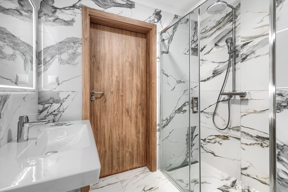 Deluxe Double or Twin Room, Balcony | Bathroom | Shower, rainfall showerhead, hair dryer, towels