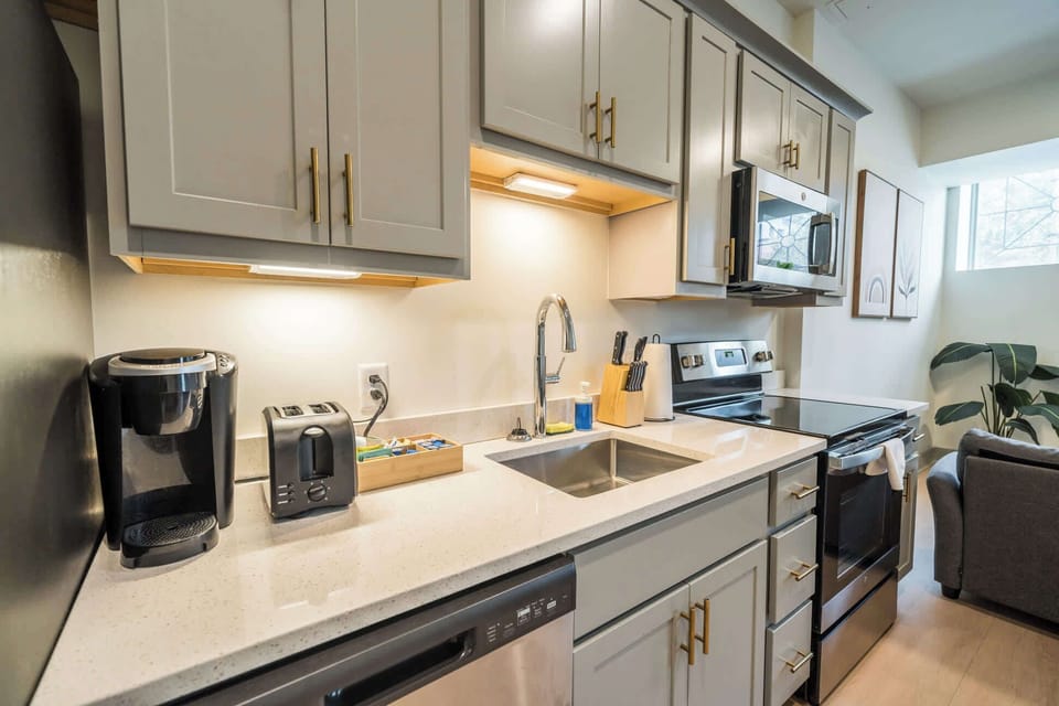 Kitchen: Fully equipped kitchen featuring stainless steel appliances.