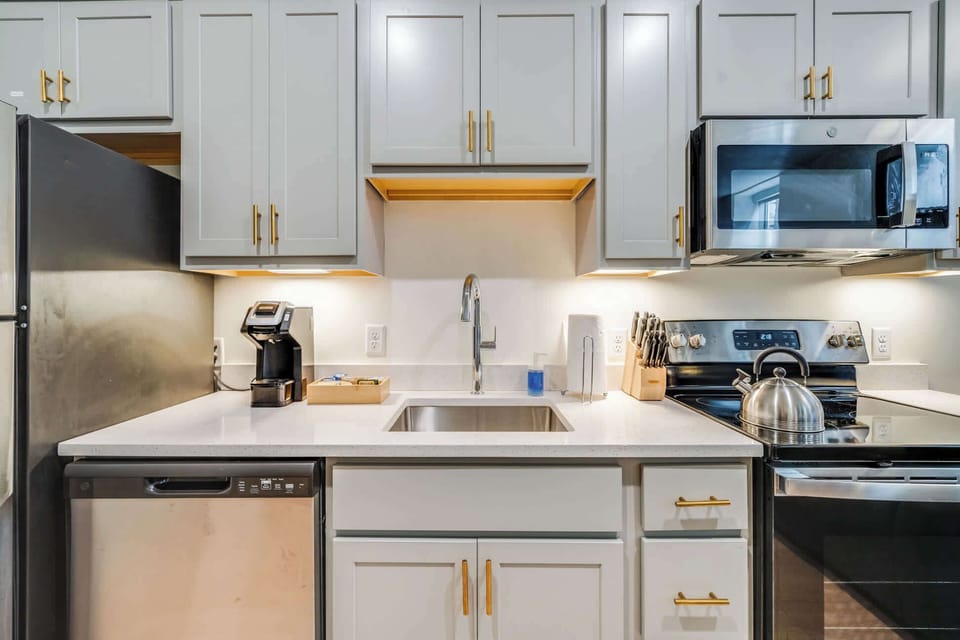 Kitchen: Cozy kitchen and dining setup, designed for comfort and convenience.