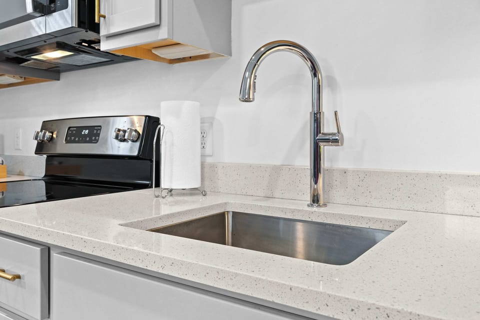 Kitchen: Cozy kitchen and dining setup, designed for comfort and convenience.