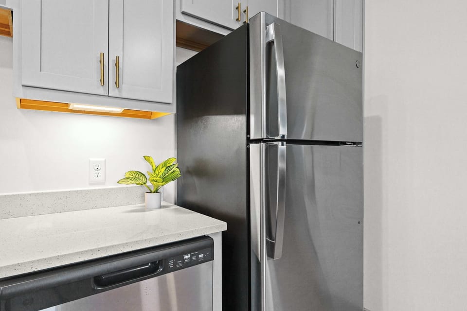 Kitchen: Cozy kitchen and dining setup, designed for comfort and convenience.