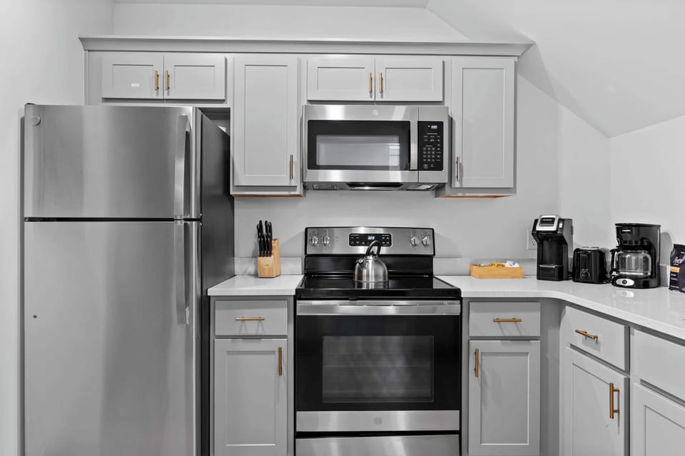 Kitchen: Fully equipped kitchen featuring stainless steel appliances.