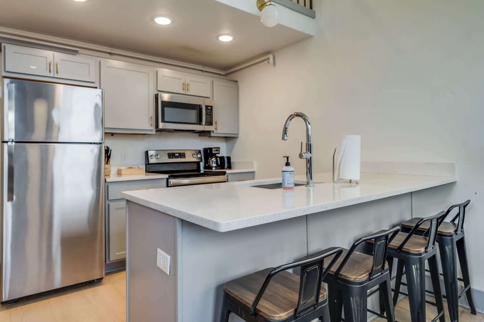 Kitchen: Bright and cozy dining space ideal for your home meals!