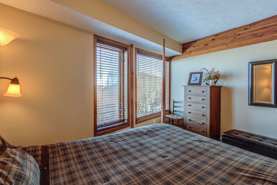 Guest Bedroom--- Queen Size Bed, Downstairs