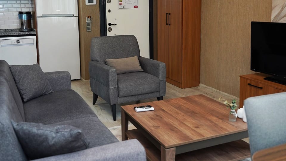 1 bedroom, premium bedding, desk, laptop workspace