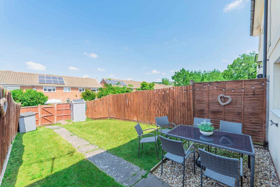 Dine alfresco in the garden