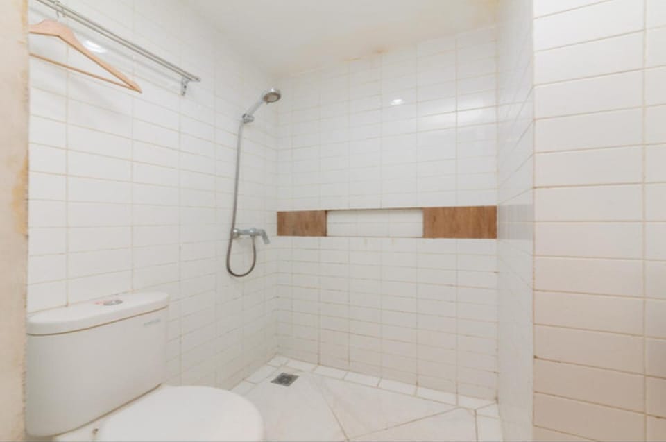 Deluxe Double Room | Bathroom | Shower, towels, soap, shampoo