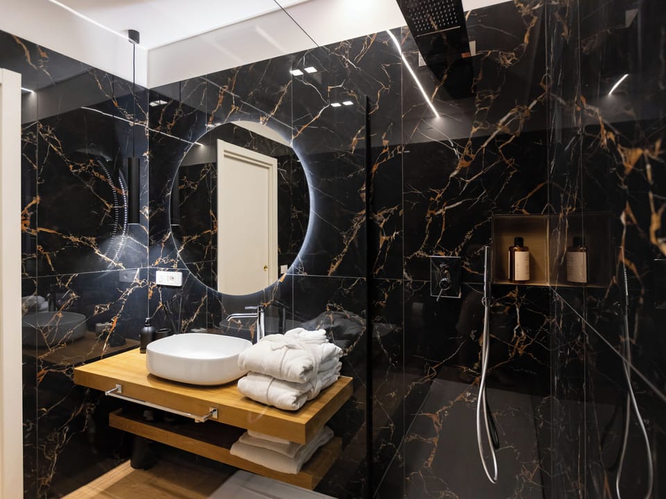 Queen Deluxe , River View | Bathroom | Shower, rainfall showerhead, hair dryer, bathrobes