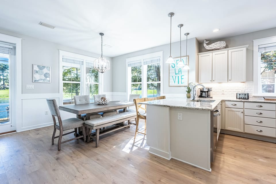 Kitchen & Dining Area