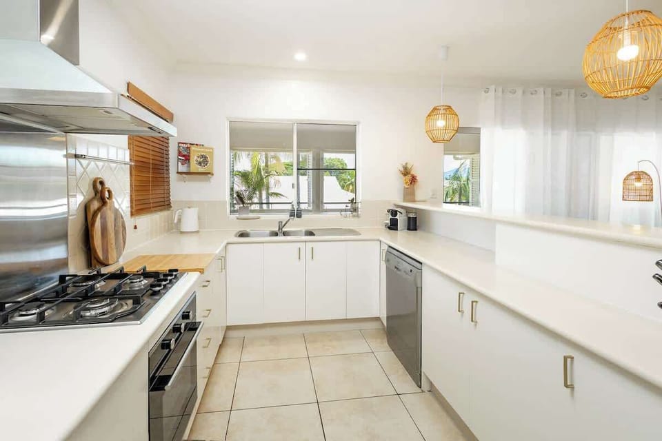 The kitchen is fully-equipped with a gas cooktop, full-size oven and a full set of cookware.