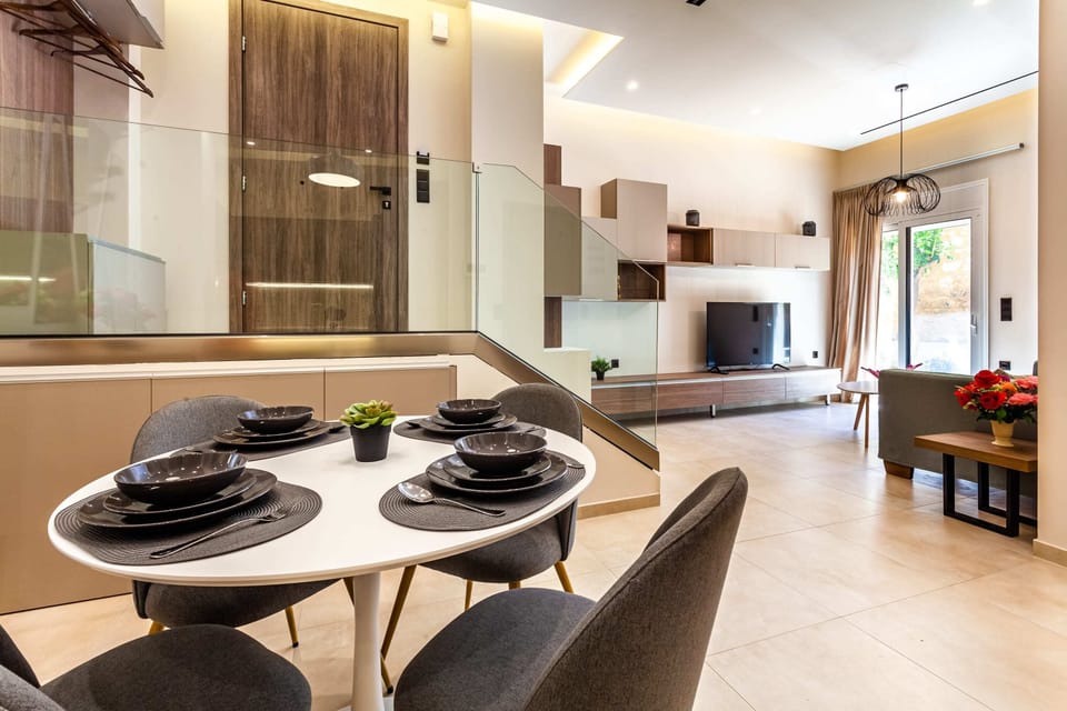 House 1: Enjoy your meal on the dining area