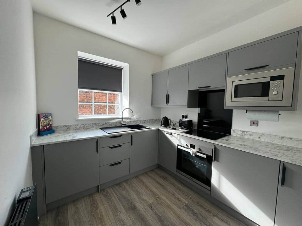 Fully Fitted Kitchen with all basic equipment for cooking and washing