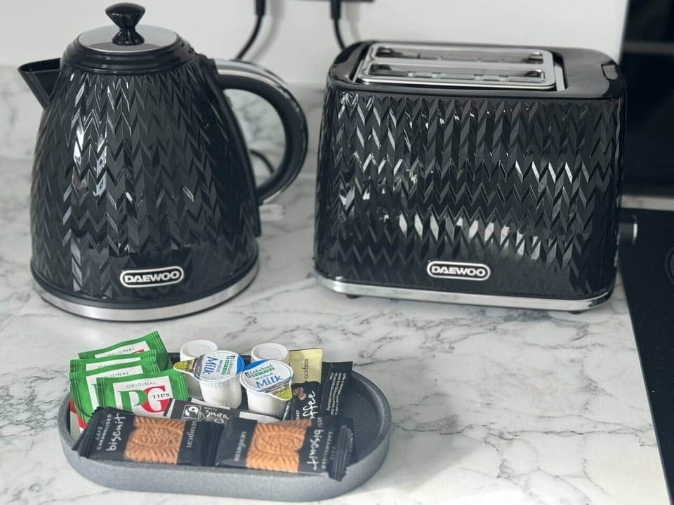 Tea & Coffee welcome pack, kettle and toaster